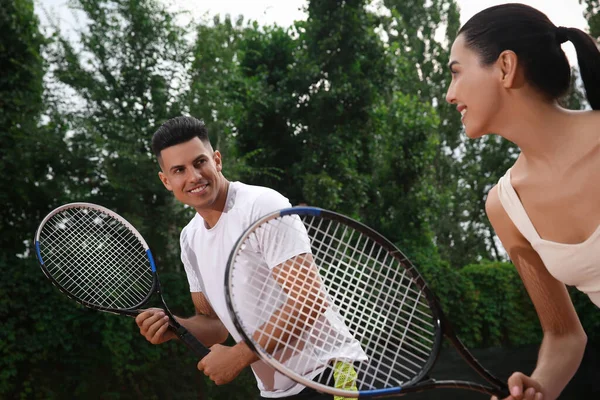 Man Vrouw Samen Tennissen Buiten — Stockfoto