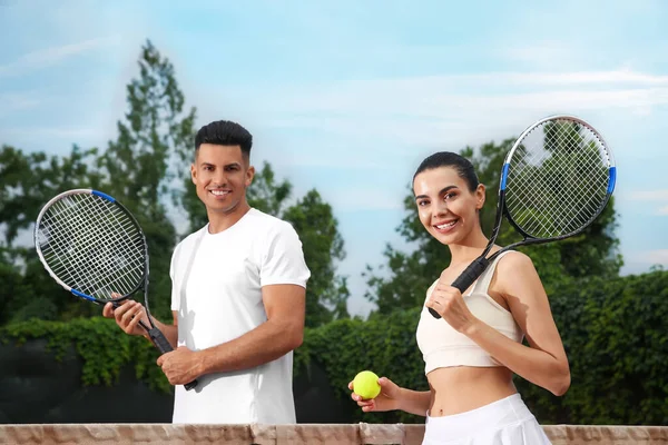 Paar Tennisrackets Bal Het Veld — Stockfoto