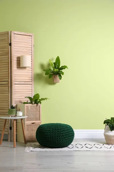 Interior Elegante Quarto Com Pufe Malha Confortável Plantas Perto Parede — Fotografia de Stock
