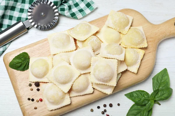 Ravioli Não Cozido Com Manjericão Pimenta Mesa Madeira Branca Flat — Fotografia de Stock