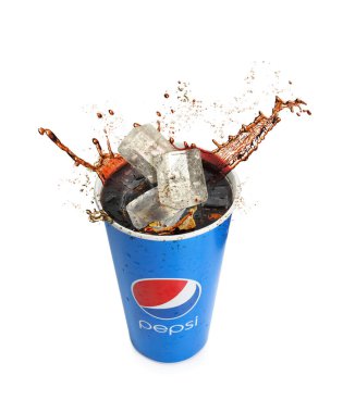 MYKOLAIV, UKRAINE - 9 Haziran 2021: Pepsi beyaz bardaktan dışarı sıçrıyor