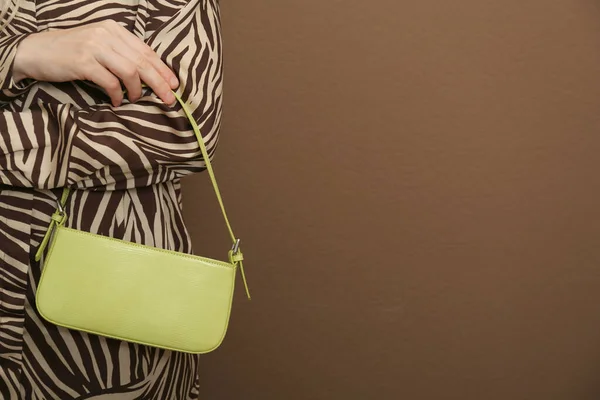 Mulher Com Bolsa Baguette Elegante Fundo Marrom Close Espaço Para — Fotografia de Stock