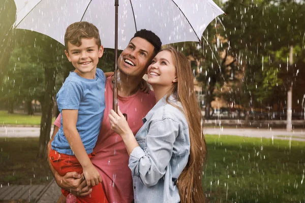 Lycklig Familj Med Paraply Promenader Regn Parken — Stockfoto