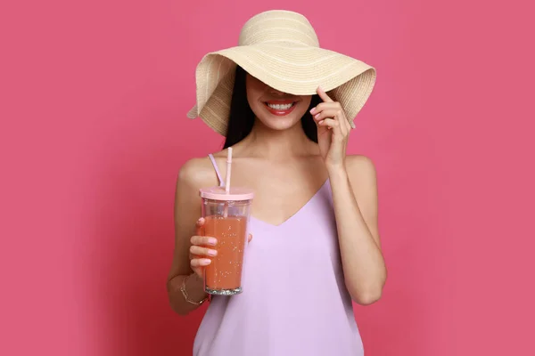 Beautiful Young Woman Straw Hat Glass Refreshing Drink Pink Background — Stock Photo, Image