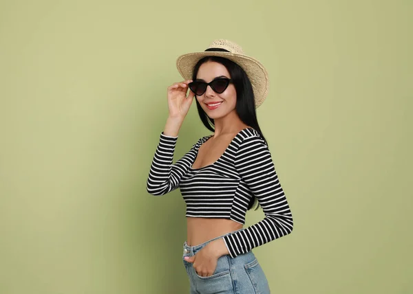 Hermosa Mujer Joven Con Sombrero Paja Gafas Sol Con Estilo —  Fotos de Stock