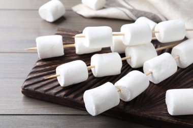 Tahta masada lokumlu çubuklar, yakın plan.