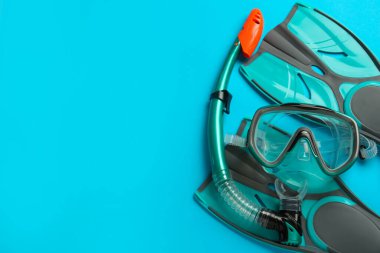 Bir çift turkuaz palet ve açık mavi arka planda maske. Metin için boşluk