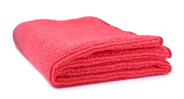 Temiz kırmızı mikrofiber kumaş beyaza izole edilmiş.
