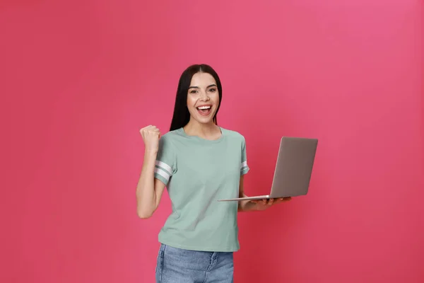 Mujer Joven Emocional Con Portátil Moderno Sobre Fondo Rosa — Foto de Stock