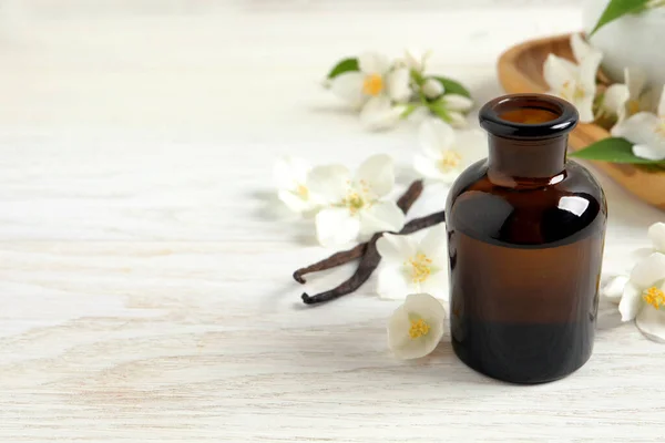 Jasmijn Etherische Olie Verse Bloemen Witte Houten Tafel Ruimte Voor — Stockfoto