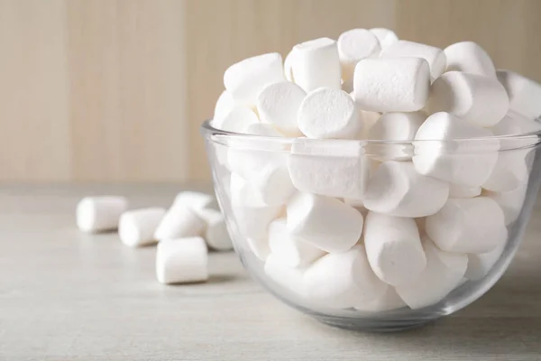 Heerlijke Gezwollen Marshmallows Houten Tafel Close — Stockfoto