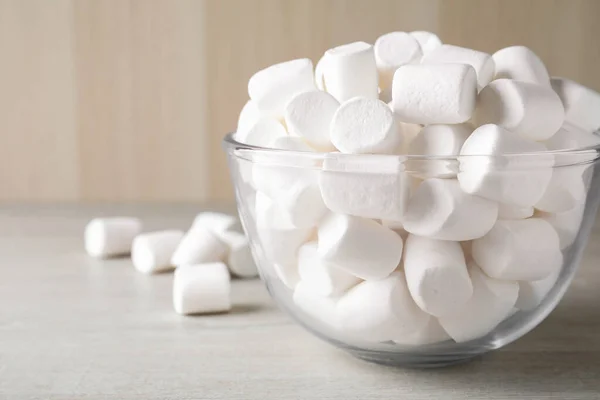 Deliciosos Marshmallows Inchados Mesa Madeira Close — Fotografia de Stock