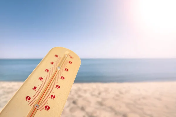 Closeup View Weather Thermometer Beautiful Seashore Background Heat Stroke Warning — Stock Photo, Image