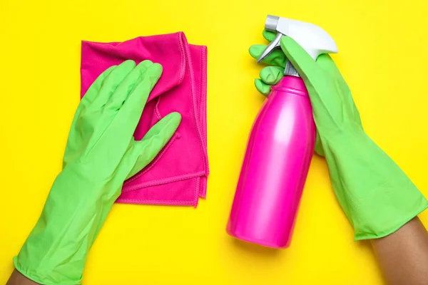 Женщина Зеленых Резиновых Перчатках Микроволоконной Тканью Моющим Средством Желтом Фоне — стоковое фото
