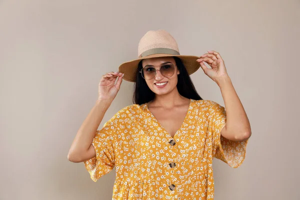 Hermosa Mujer Joven Con Sombrero Paja Gafas Sol Con Estilo —  Fotos de Stock