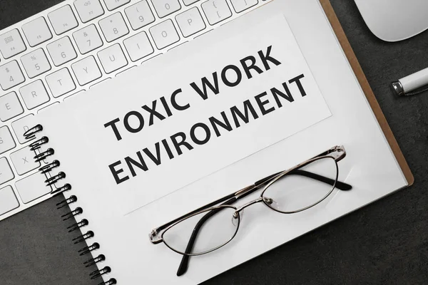 Notizbuch Mit Text Toxic Work Environment Auf Schwarzem Tisch Flach — Stockfoto