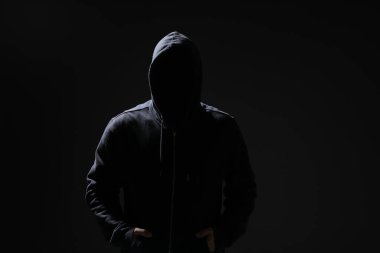 Siyah arka planda isimsiz bir adamın silueti