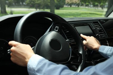 Araba kullanırken navigasyon sistemini kullanan kadın, kapat