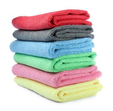 Beyaz zemin üzerinde birçok renkli mikrofiber kumaş