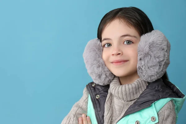 Linda Niña Con Orejeras Elegantes Sobre Fondo Azul Claro Espacio —  Fotos de Stock