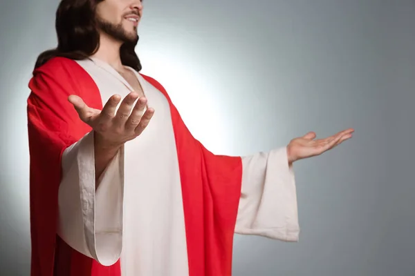 Jesucristo Con Los Brazos Extendidos Sobre Fondo Gris Claro Primer —  Fotos de Stock