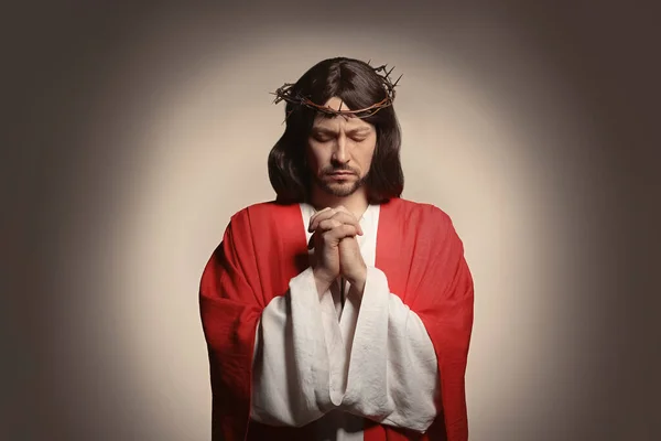 Jezus Christus Met Doornenkroon Biddend Beige Achtergrond — Stockfoto