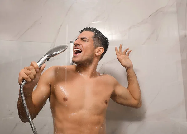 Bonito Homem Cantando Enquanto Toma Banho Casa — Fotografia de Stock