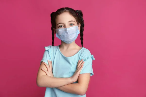 Dívka Ochranné Masce Růžovém Pozadí Bezpečnost Dítěte Před Virem — Stock fotografie