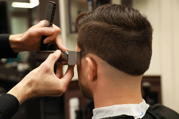 Profesyonel Kuaför Kuaförde Şık Saç Kesimi Yapıyor — Stok fotoğraf