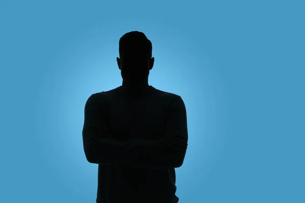 Silhouette Eines Anonymen Mannes Auf Hellblauem Hintergrund — Stockfoto