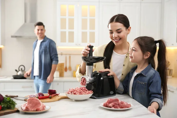 Famille Heureuse Faisant Dîner Ensemble Dans Cuisine Mère Fille Utilisant — Photo