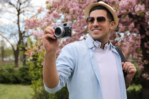 Feliz Turista Masculino Com Câmera Parque Dia Primavera — Fotografia de Stock
