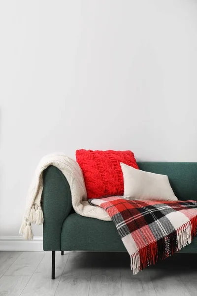 柔らかい枕と暖かい枕が壁の近くに屋内でソファ テキストのスペース — ストック写真
