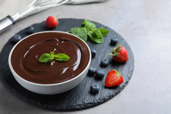 Köstliche Schokoladencreme Mit Beeren Und Minze Auf Grauem Tisch Platz — Stockfoto