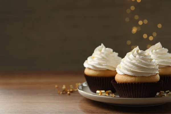 Deliciosos Cupcakes Decorados Com Creme Mesa Madeira Espaço Para Texto — Fotografia de Stock