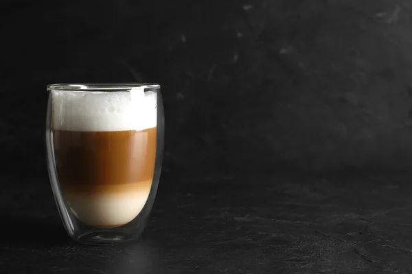 加奶的热咖啡 放在黑桌上 案文的篇幅 — 图库照片