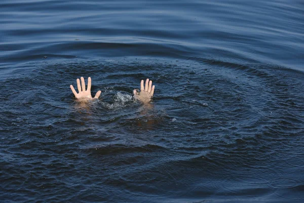 Tonący Człowiek Sięgający Pomoc Morzu Zbliżenie — Zdjęcie stockowe