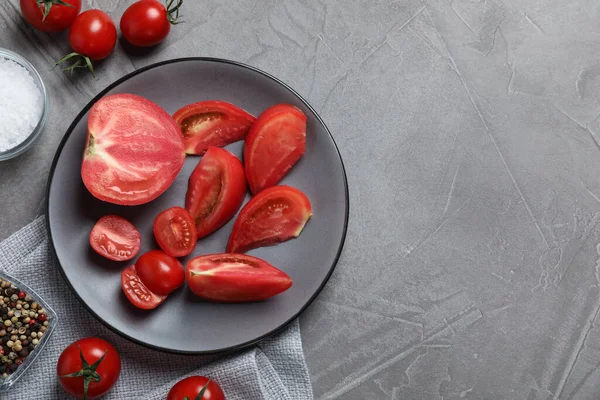 Deliciosos Tomates Frescos Mesa Gris Puesta Plana Espacio Para Texto —  Fotos de Stock
