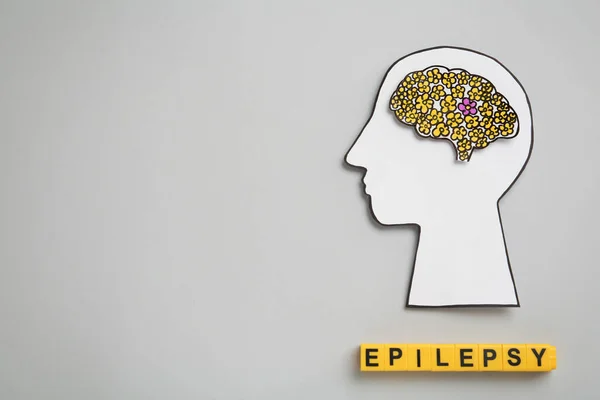 Вырез Головы Человека Мозг Желтые Кубики Словом Эпилепсия Светло Сером — стоковое фото