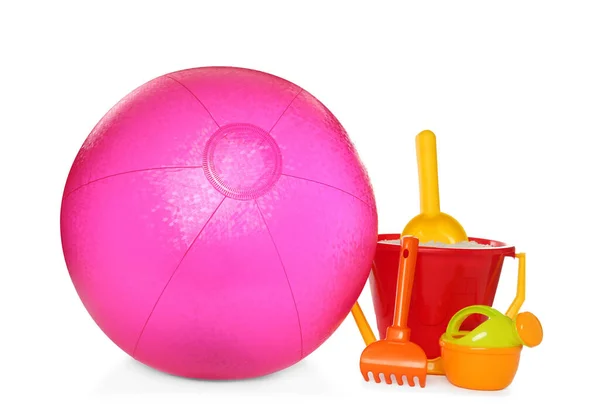 Aufblasbarer Rosa Strandball Und Kinderspielzeug Aus Kunststoff Auf Weißem Hintergrund — Stockfoto
