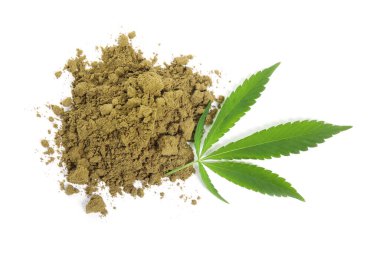 Kenevir protein tozu ve beyaz arka planda taze yaprak yığını.