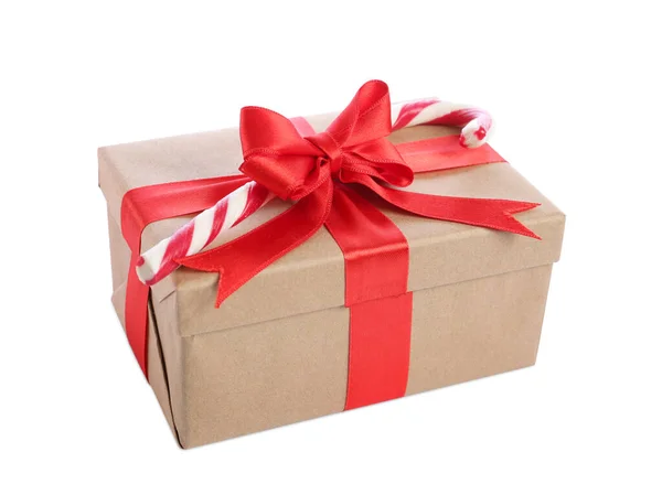 Świąteczne Pudełko Ozdobione Czerwonym Łukiem Trzciny Cukrowej Białym Tle — Zdjęcie stockowe