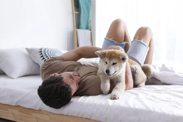 Hombre Feliz Con Lindo Cachorro Akita Inu Casa — Foto de Stock