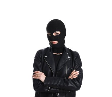 Beyaz arka planda örülmüş kar maskesi giyen bir kadın.