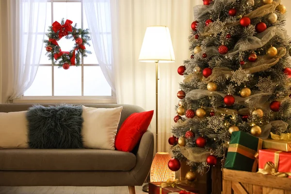 Bellissimo Albero Natale Soggiorno Interno Festivo — Foto Stock