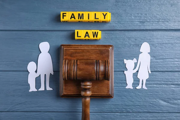 Οικογενειακό Δίκαιο Επίπεδη Σύνθεση Lay Δικαστή Σφυρί Μπλε Ξύλινο Φόντο — Φωτογραφία Αρχείου