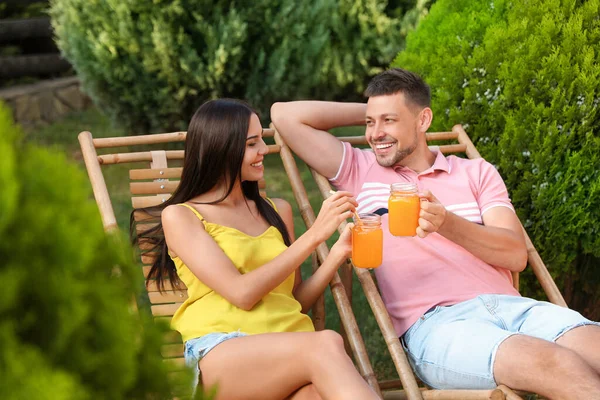 Casal Feliz Com Frascos Pedreiro Bebida Refrescante Descansando Cadeiras Livre — Fotografia de Stock