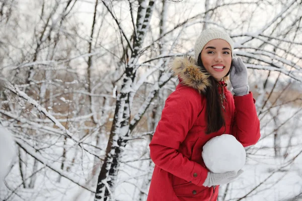 Mladá Žena Drží Sněhovou Kouli Venku Zimním Dni Mezera Pro — Stock fotografie