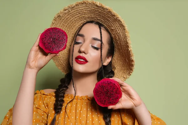 オリーブを背景に新鮮なピタハヤを持つ若い女性 エキゾチックな果物 — ストック写真
