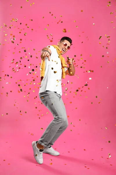 Šťastný Muž Tanec Konfety Růžovém Pozadí — Stock fotografie